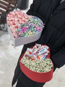 Сердце с гипсофилой и сладостями в ассортименте