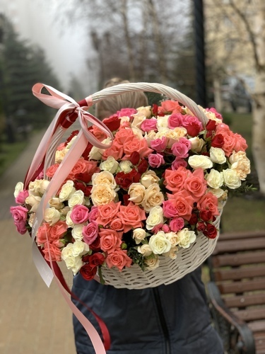 Корзина из 51 кустовой розы