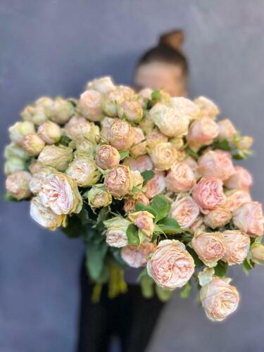 Большой букет кустовых пионовидных роз в ассортименте